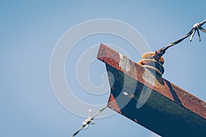 Strand of barbed wire on a spacer or isolator