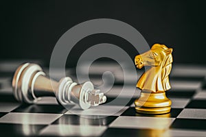 Scacchi battaglia intelligenza sfidare lui gioca sul scacchiera 