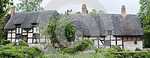 Anne Hathaway`s William Shakespeare`s wife famous thatched cottage and garden at Shottery, just outside Stratford upon Avon, En