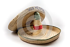 Sláma mexičan sombrera klobouk na bílém 