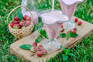 Strawberrie smoothie outside summer