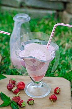 Strawberrie smoothie outside summer