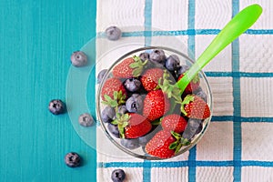 Strawberries and blueberries in a glassbowl