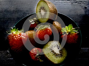 Strawberries and kiwis in bowl