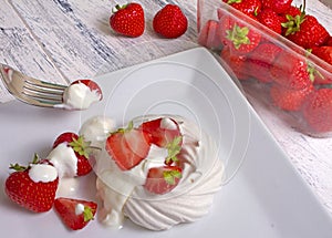 Strawberries, Meringue and cream