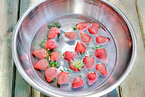 Strawberries soaked in bowl of in water