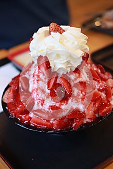 strawberry bingsu