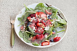 Strawberry blueberry walnut spinach salad top view