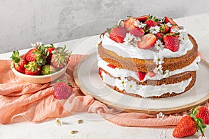 Torta spugna torta fresco un acido crema sul bianco 