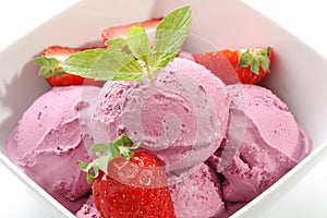 Strawberry Ice cream with mint