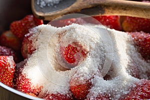 Strawberry jam cooking encore of sugar