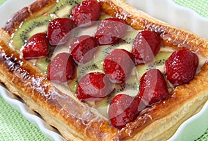 Strawberry and kiwi pie dessert