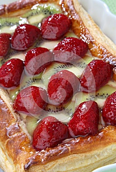 Strawberry and kiwi pie dessert