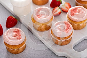 Strawberry lemonade cupcakes with a swirl of cream cheese frosting