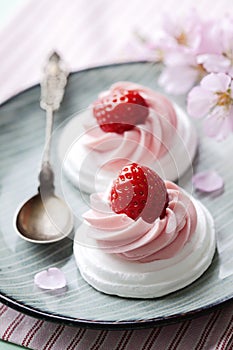 Strawberry merigue cakes