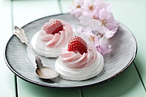 Strawberry merigue cakes