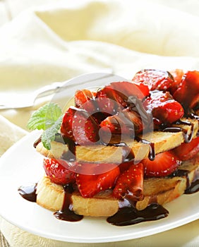 Strawberry millefeuille with chocolate