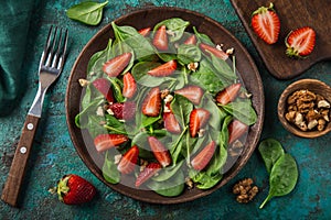 Strawberry, spinach and nuts salad