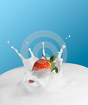 Strawberry splash in milk