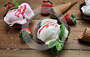 STRAWBERRY AND VANILLA ICE CREAM