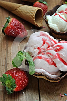 STRAWBERRY AND VANILLA ICE CREAM