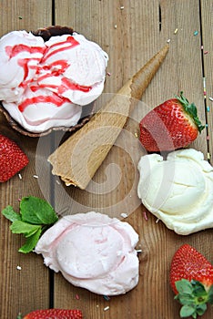 STRAWBERRY AND VANILLA ICE CREAM