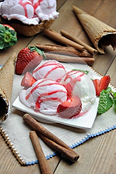 STRAWBERRY AND VANILLA ICE CREAM