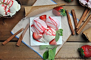 STRAWBERRY AND VANILLA ICE CREAM