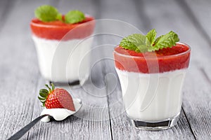 Strawberry and yoghurt dessert