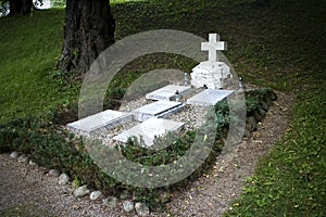 Zámek Strážky - hroby majitelů v parku zámečku.