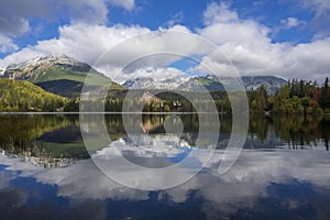 Štrbské Pleso krásné horské jezero na Slovensku na podzim