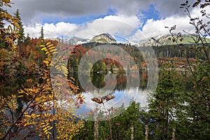 Štrbské Pleso krásné horské jezero na Slovensku na podzim