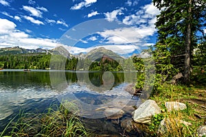 Štrbské pleso. Vysoké Tatry. Vysoke Tatry. Jesenný les. Odraz v jazere. Krásna krajina. Slovensko. Hotel Patria