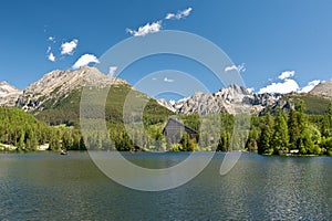 Štrbské pleso vo Vysokých Tatrách v lete. Vysoké Tatry. Vysoke Tatry. Slovensko. Príroda Slovenska. Hotel Patria.