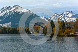 Panoramatický výhled na Štrbské pleso ve Vysokých Tatrách s hotelem Patria