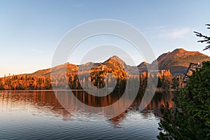 Štrbské pleso s vrcholmi vo Vysokých Tatrách na Slovensku počas jesenného rána