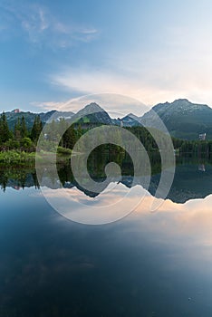 Štrbské pleso s vrcholy na pozadí ve Vysokých Tatrách na Slovensku