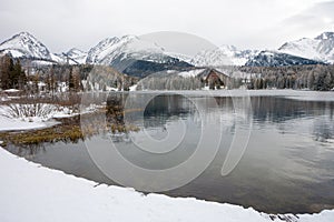 Štrbské Pleso jezero v zimě ve Vysokých Tatrách, Slovensko