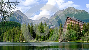 Štrbské pleso. Mlžné obzory modré tóny. Vysoké Tatry. Vysoké Tatry. Podzimní les. Odraz v jezeře