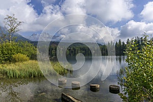 Štrbské pleso horské jezero v dopoledních hodinách. Slovensko. Tatry