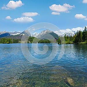 Štrbské Pleso jarní pohled na jezero, Slovensko