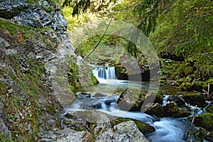 Prúd horskej vody s niekoľkými menšími či väčšími vodopádmi je charakteristický pre turistiku v doline Prosiek-Kvacany