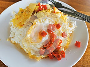 Stream rice with chicken curry with bamboo shoot and fried egg