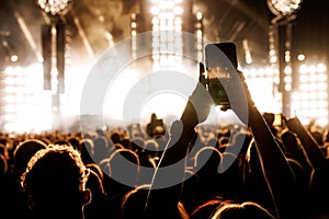 Streaming a music concert to social media via smartphone