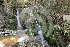 The streams in the mountains of southern Anhui flow swiftly