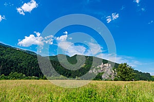 Hrad Strečno v letní horské krajině na slovensku