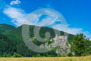 Hrad Strecno v letnej horskej krajine na slovensku