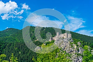 Hrad Strečno v letní horské krajině na slovensku