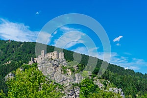 Hrad Strecno v letnej horskej krajine na slovensku
