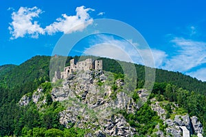 Hrad Strecno v letnej horskej krajine na slovensku